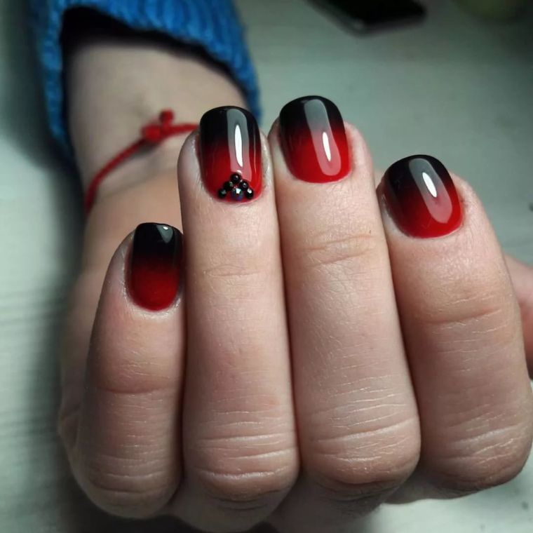 nail-art-noel-deco-rouge-et-noir-tendances
