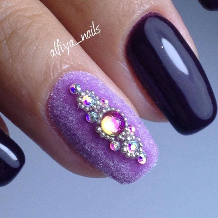 ongle-vernis-velours-violet-clair-idee-appliques