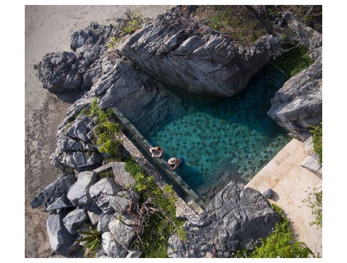 piscine-bord-de-mer-cabane-bois-sur-la-plage-design
