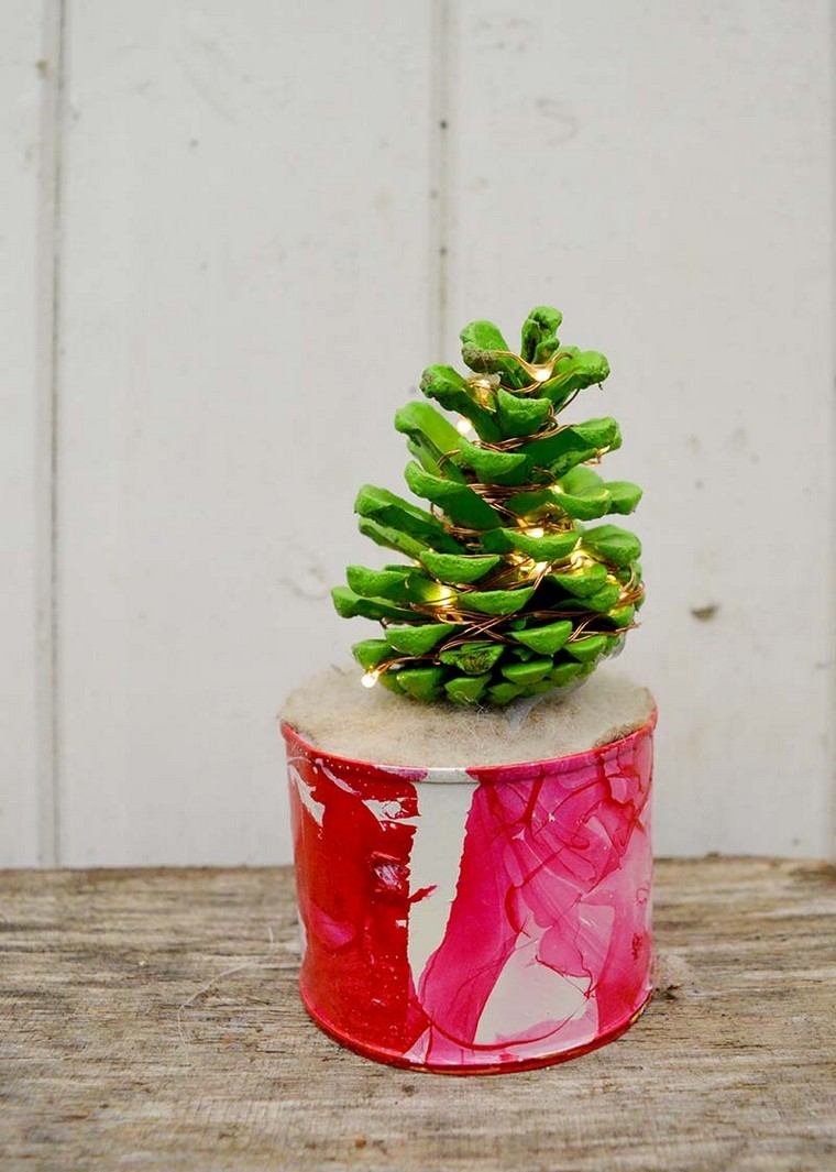 Déco Noël maison de style rustique mini sapin alternatif pomme de pin