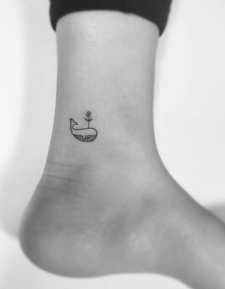 tatouage tendance tatouage baleine fleur idée tatouage cheville