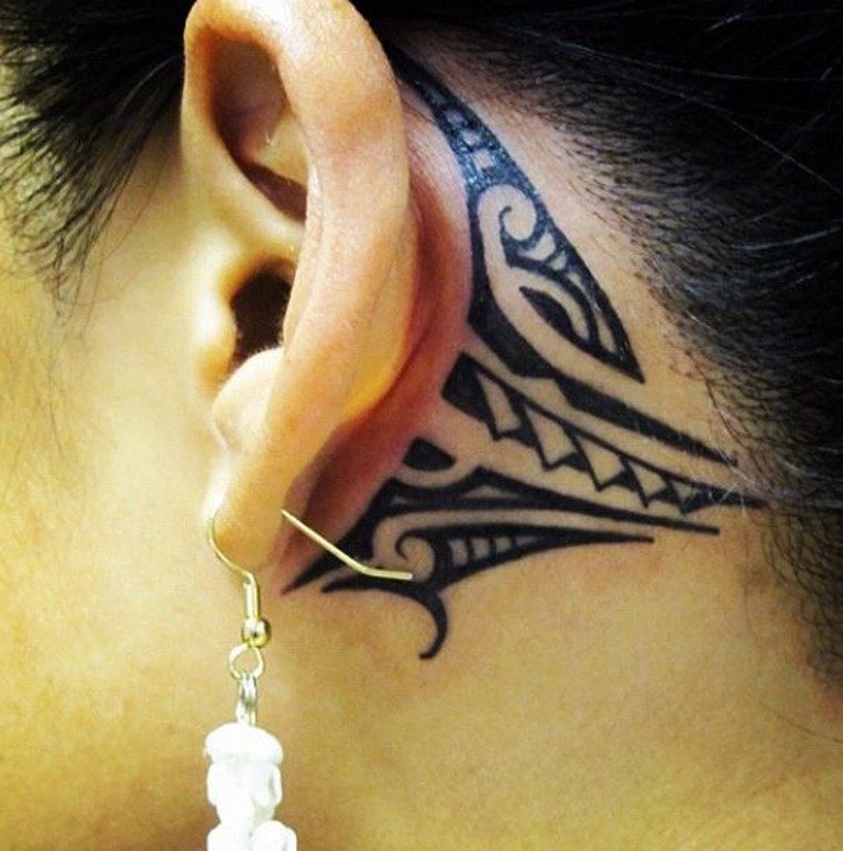 tatouage-derrire-oreil-tribal
