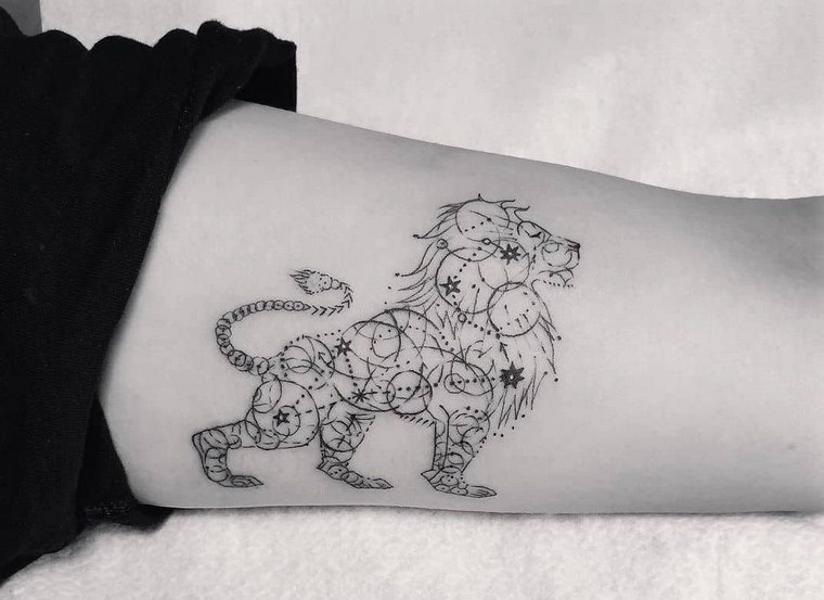 tatouage tendance tatouage bras lion idée