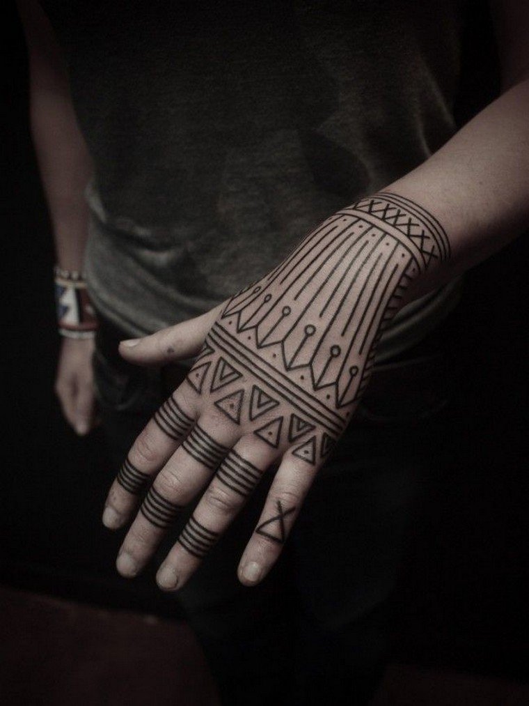 tatouage tendance tatouage main tribal femme homme