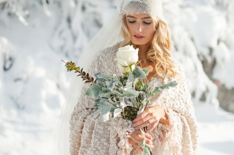 tenue-de-mariage-hiver-idee-robe-de-mariee-bouquet-accessoires