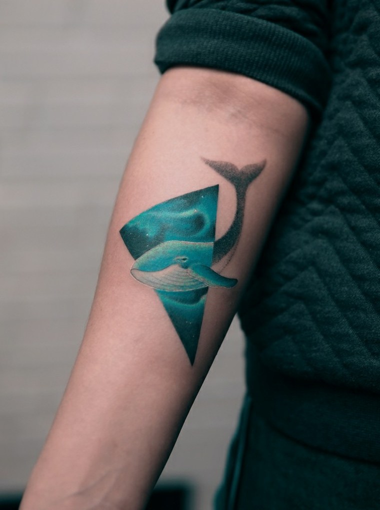 tatouage baleine tatouage bras avant bras idées tatouage triangle 