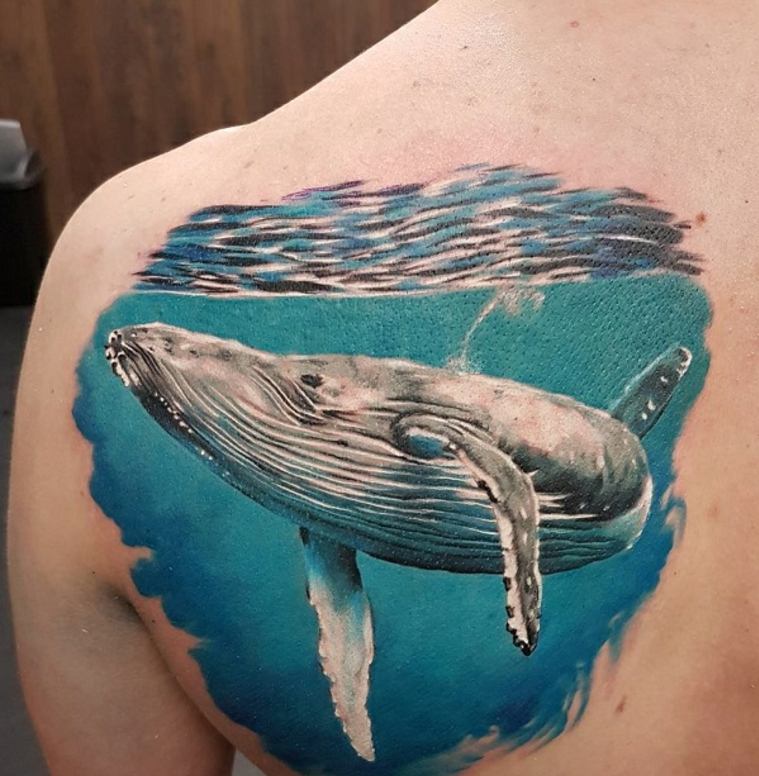 grand-tatouage-dos-baleine