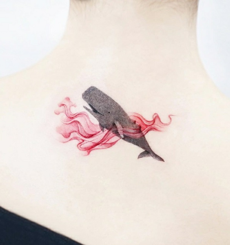 tatouage baleine dos femme idée petit tatouage