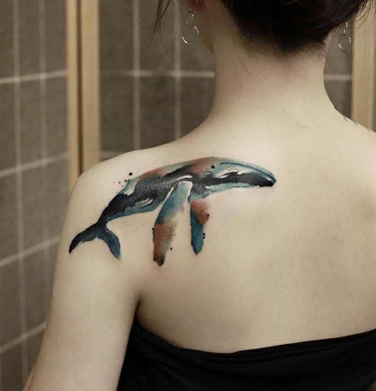 tatouage baleine tatouage dos femme idées