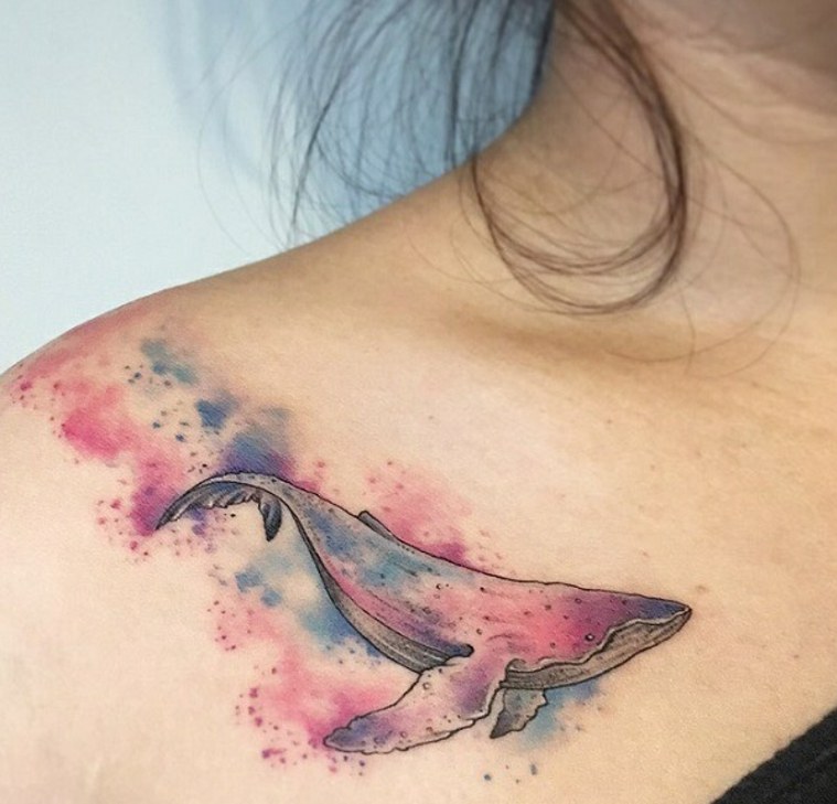 tatouage-baleine-femme-tatouage-dos