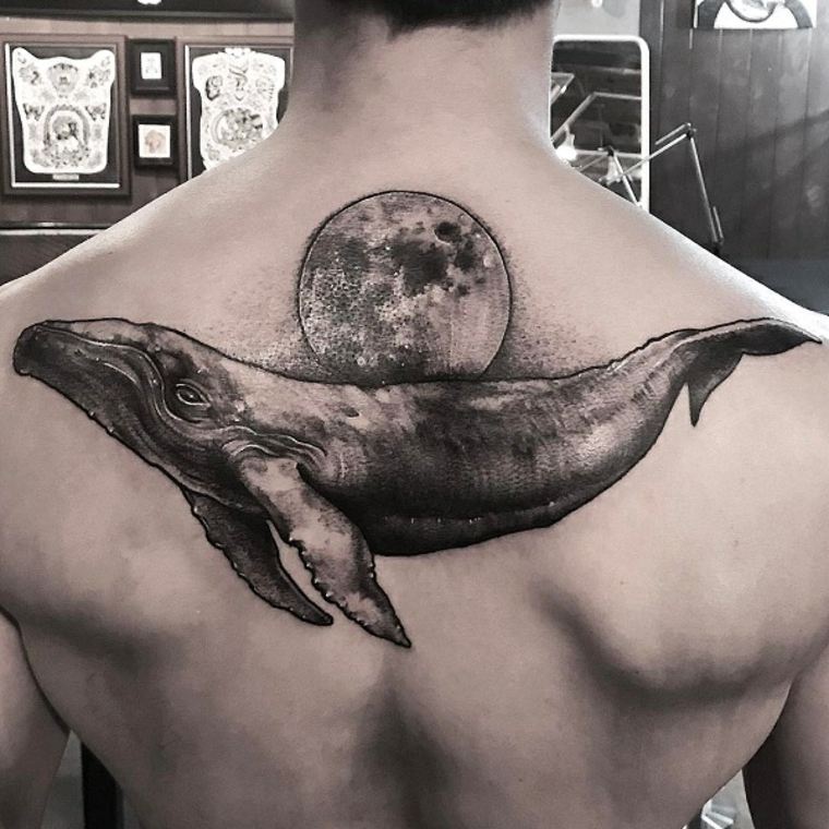 tatouage baleine dos idée tatouage homme 