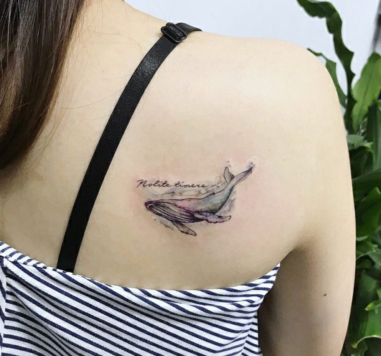 tatouage baleine idée tatouage épaule femme 