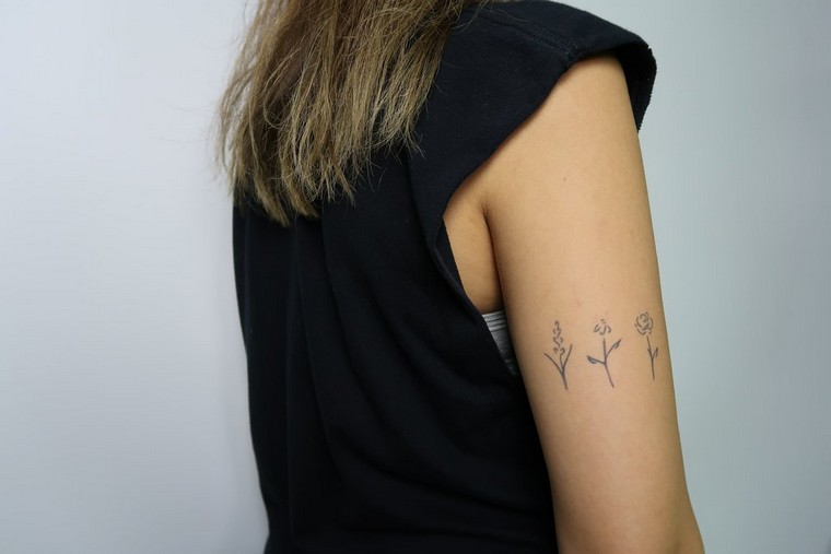 tatouage temporaire tatouage éphémère fleur tatouage avant bras femme