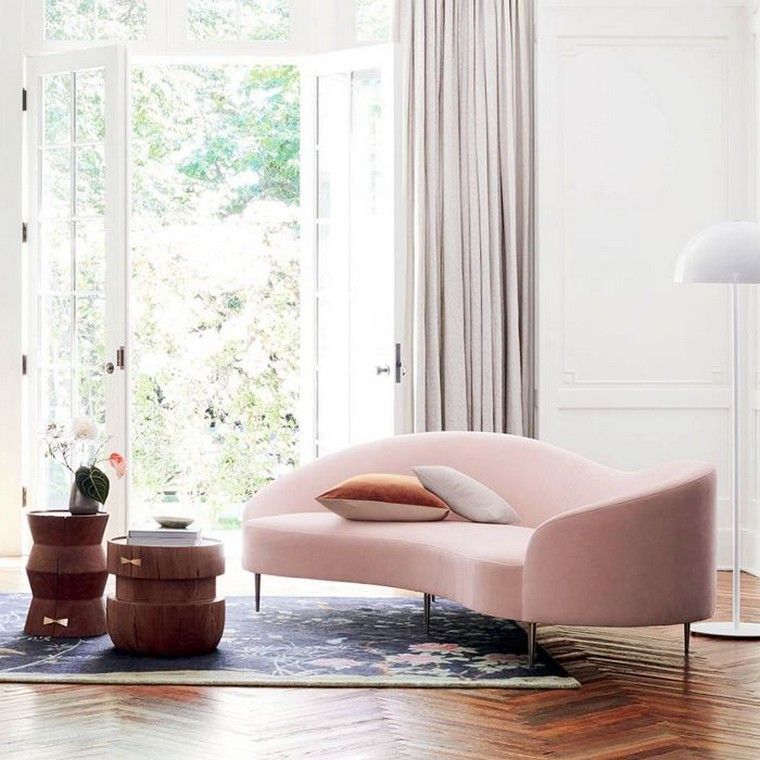 canape-rose-table-basse-bois-meuble-salon-tendance-2019
