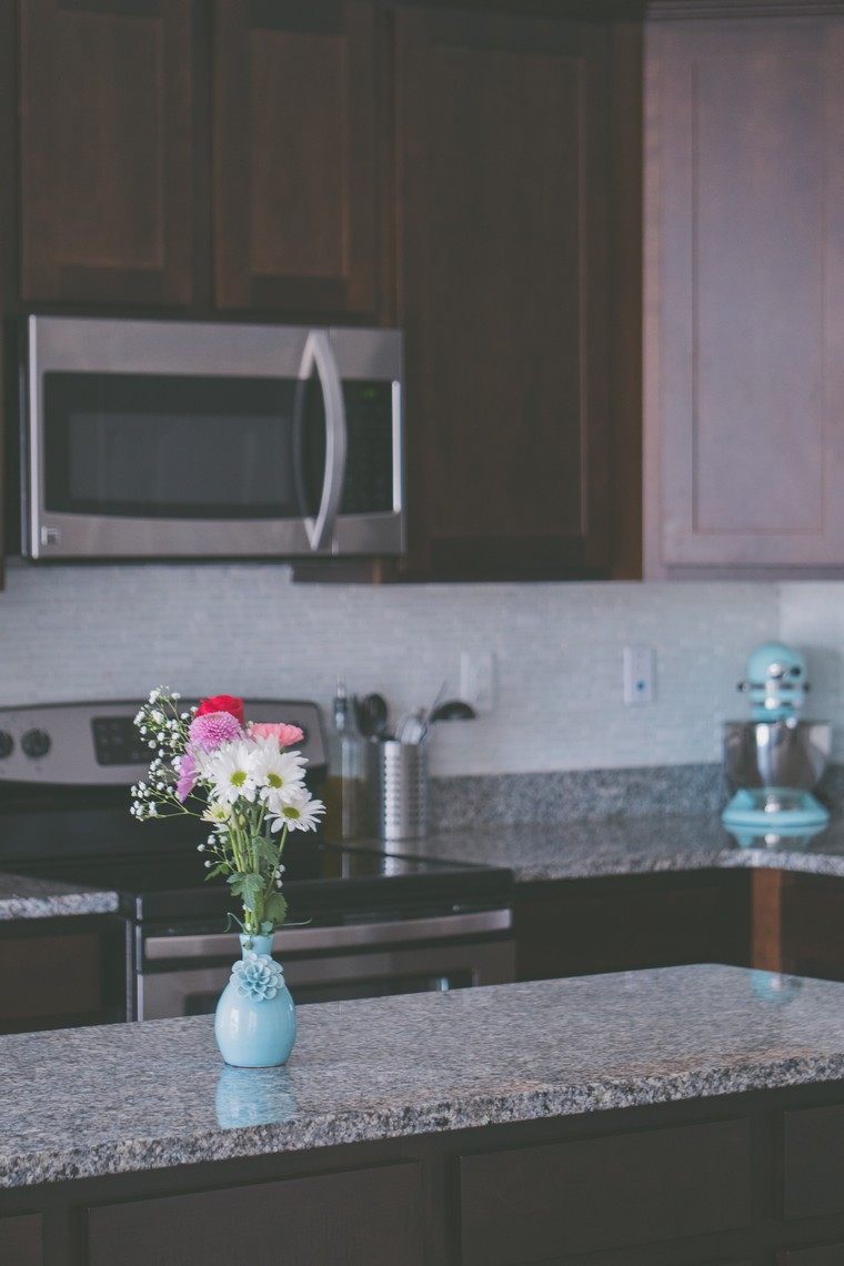 décorer sa cuisine idée bouquet fleurs plan de travail photo cuisine