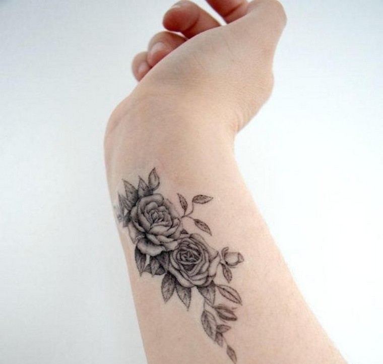 idee-tatouage-poignet-tatouage-fleur