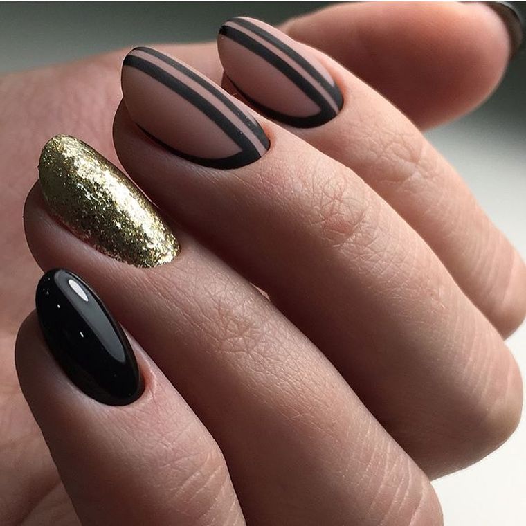 ongles-or-noir-geometrique