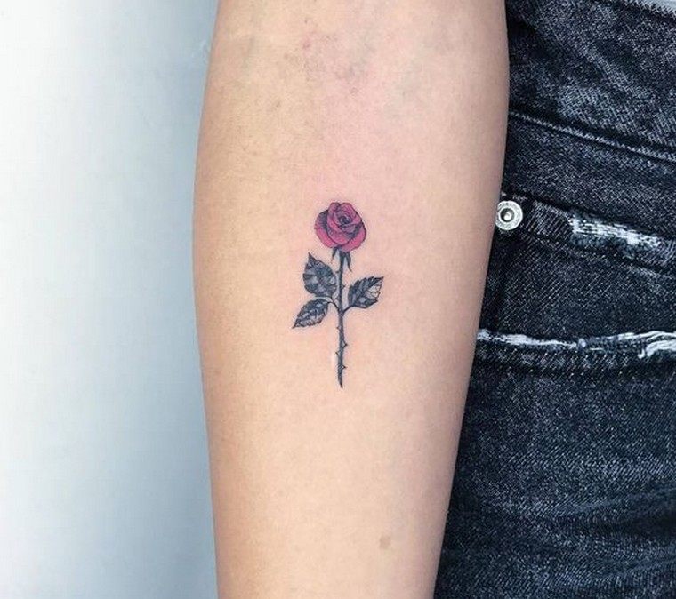 petit-tatouage-rose-couleur