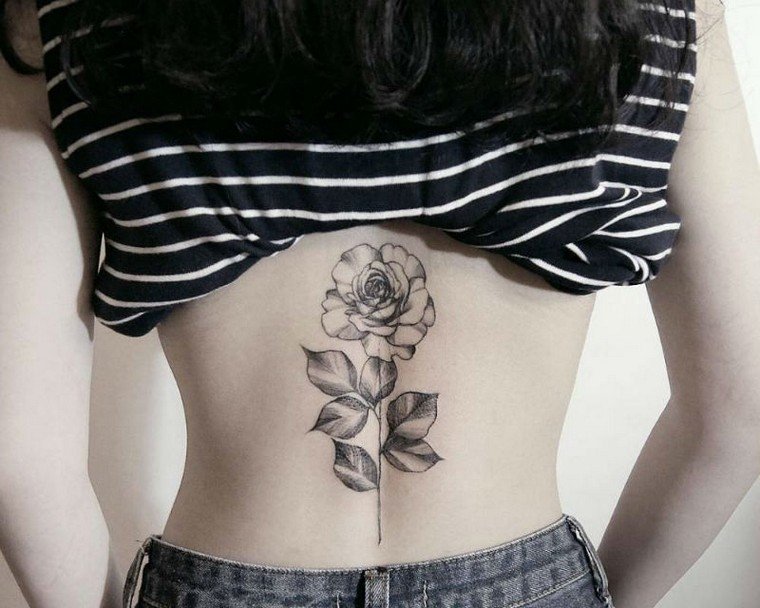tatouage-dos-rose-tatouage-fleur