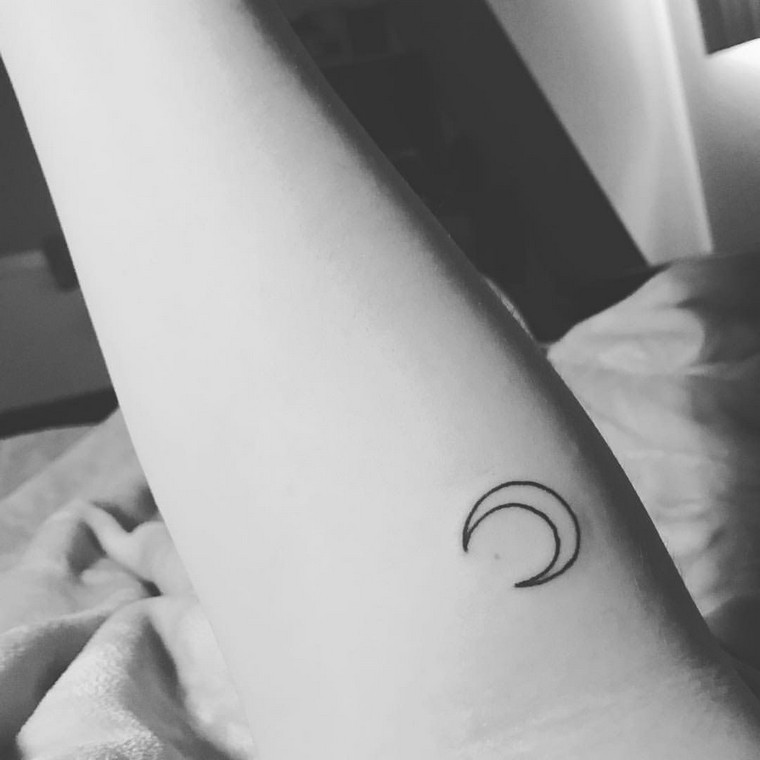 tatouage éphémère idée lune