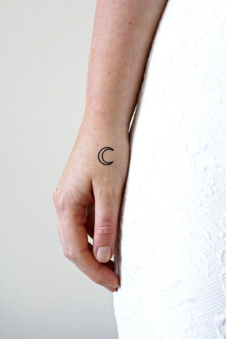 tatouage éphémère idée tatouage lune original modèle