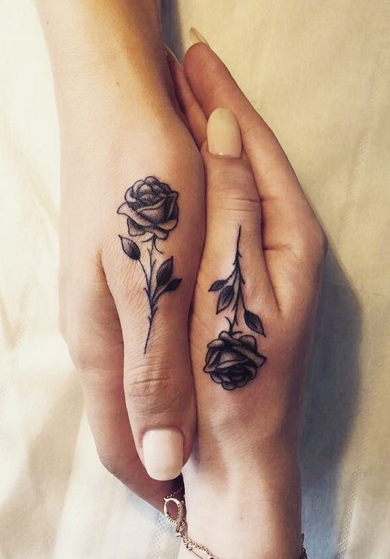 tatouage-rose-doigt-rose-tatouage
