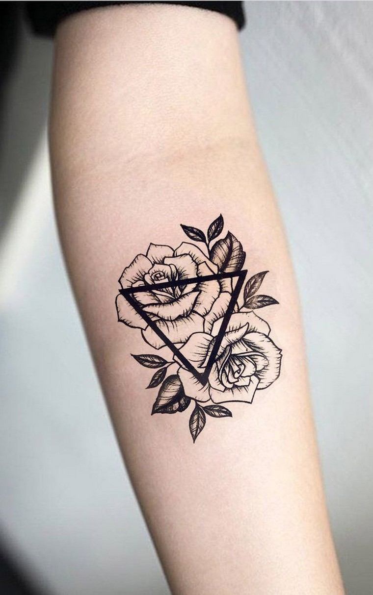 tatouage-rose-triangle-photo