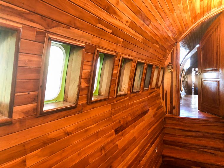 Fuselage cabane foret metal bois interieur couloir