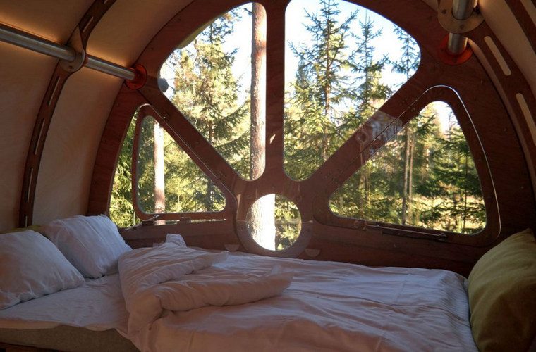 Fuselage cabane foret metal bois interieur grand lit