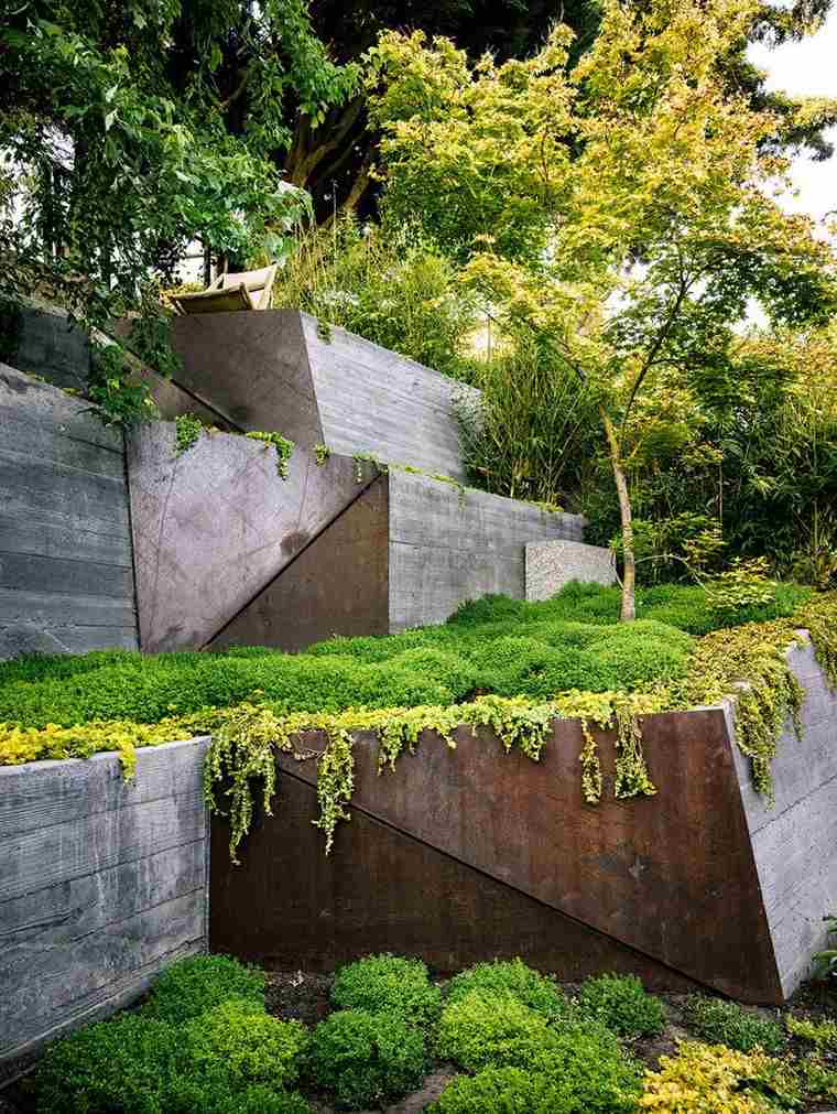 aménagement paysager idée jardin en pentes béton ciré