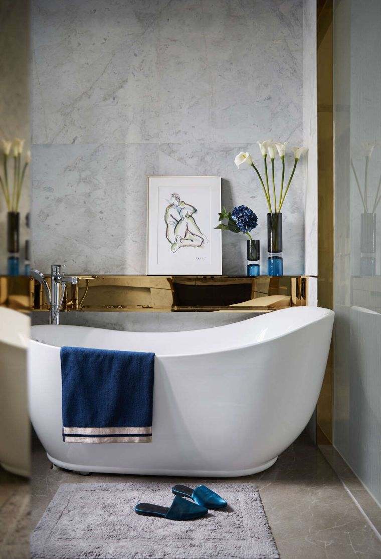 salle de bain de luxe avec deco en marbre