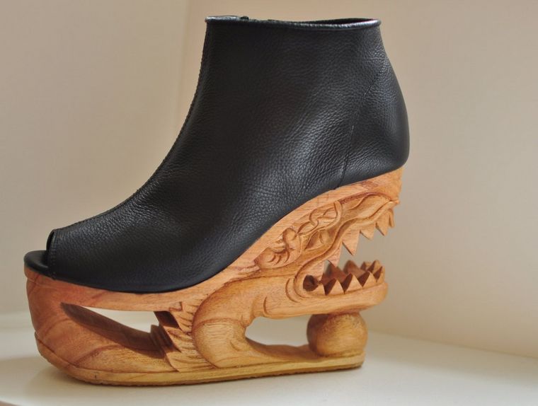 bottines à talons en bois sculptés main LanVy Nguyen sandales noires