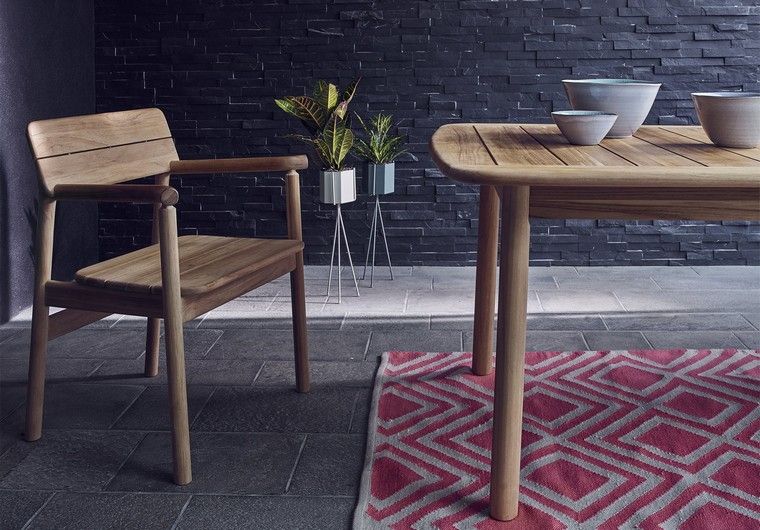 chaise-bois-table-plante-design