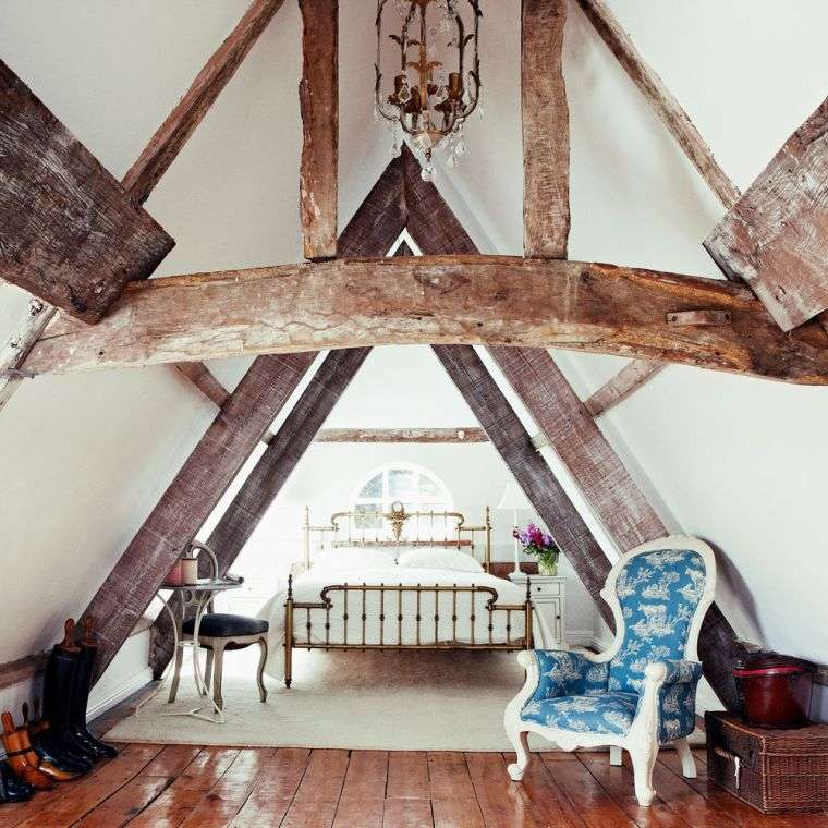 plafond mansarde avec poutres en bois