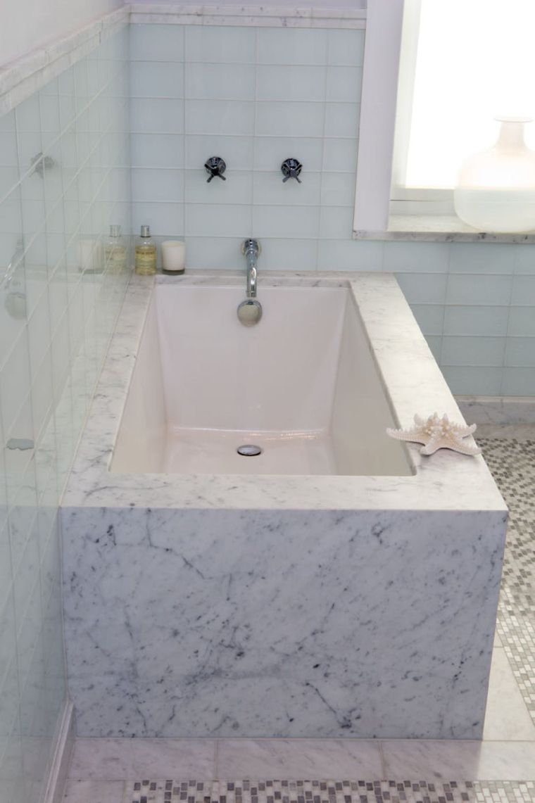 déco salle de bain marbre avec lavabo moderne