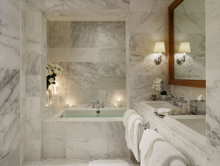 déco salle de bain marbre avec baignoire