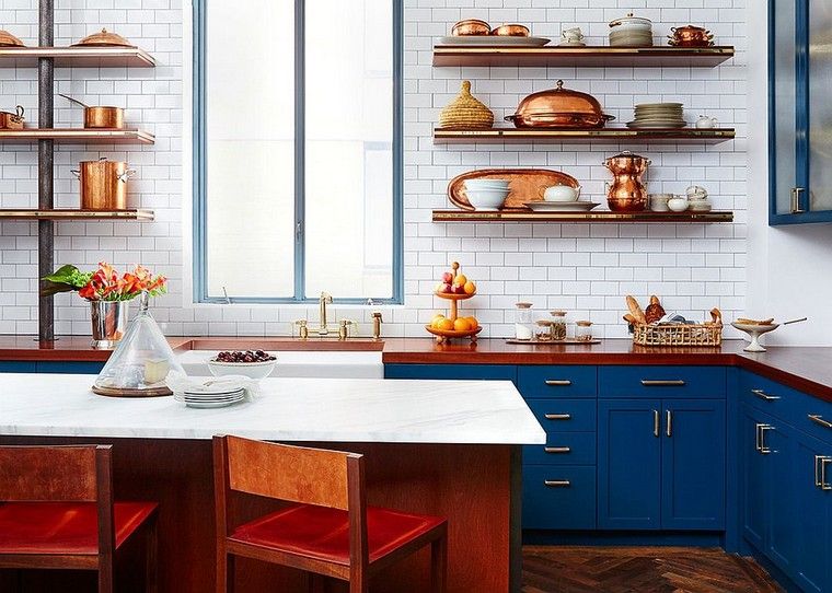 cuisine tendance 2019 étagères design cuivre meubles bois bleu parquet bois