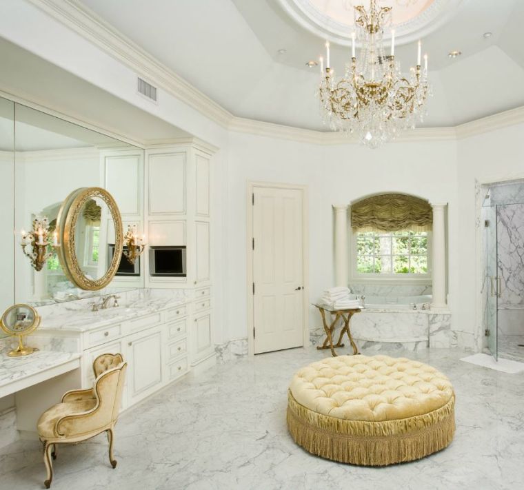 grande salle de bain en marbre