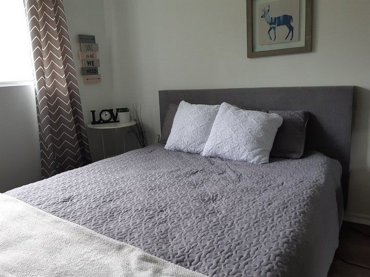 airbnb chambre à coucher lit gris tableau mur idée déco