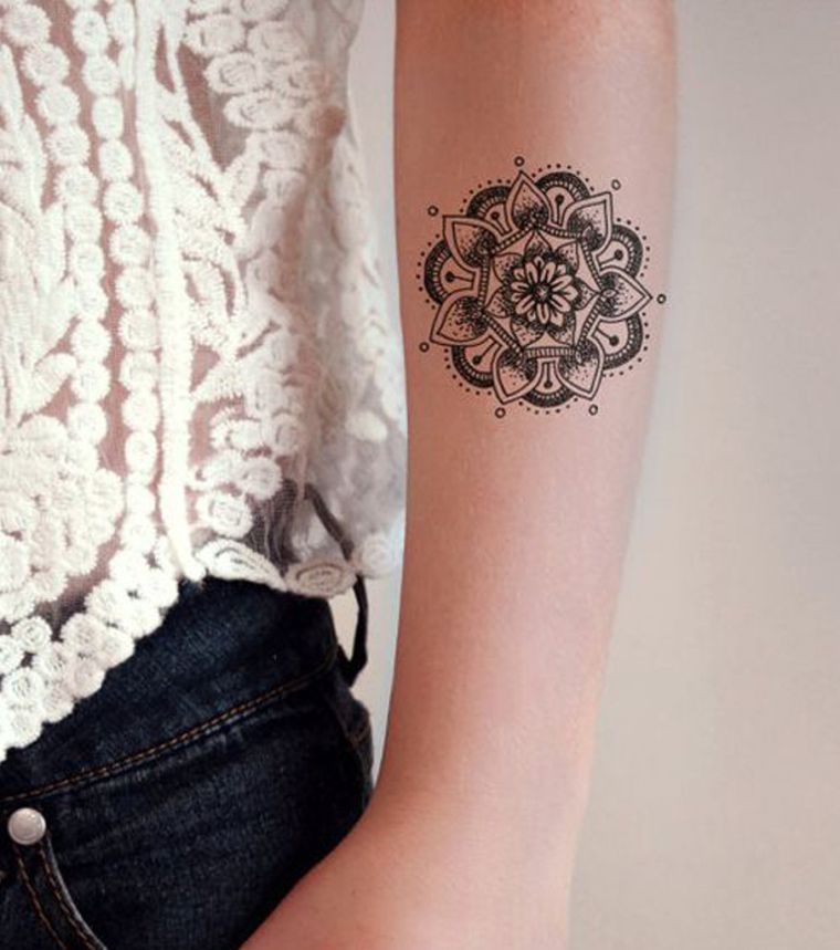 tatouage mandala avec cercle