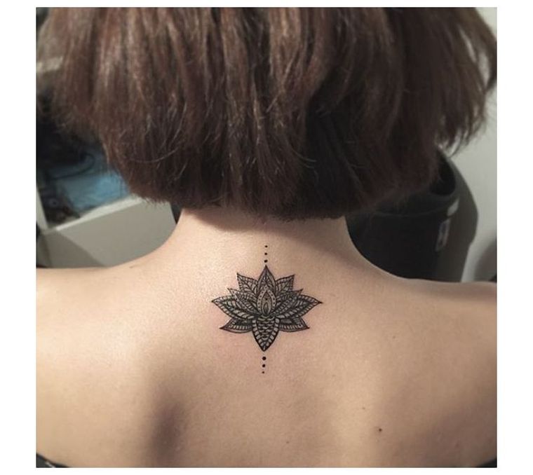 petit tatouage pour dos avec mandala