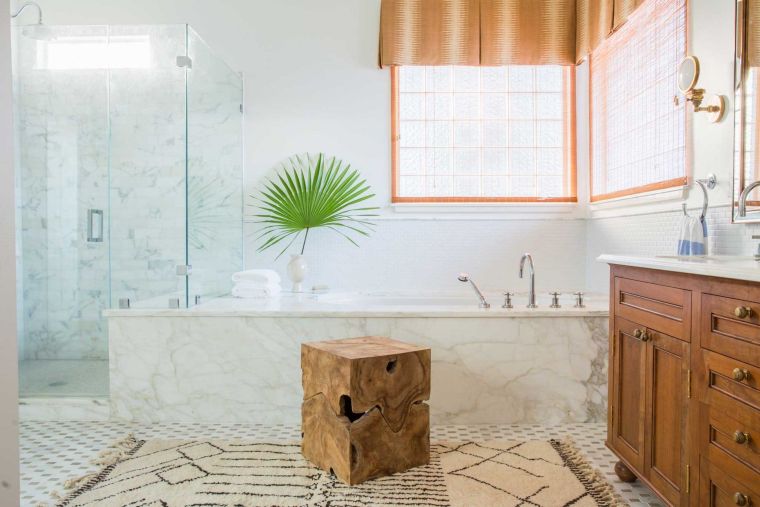 salle de bain en bois et marbre