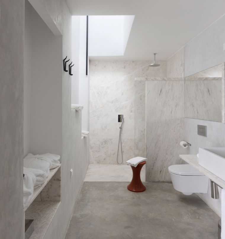 salle de bain avec deco en marbre