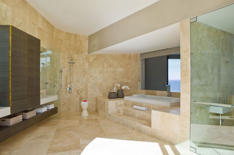 salle de bain de luxe avec deco en marbre beige