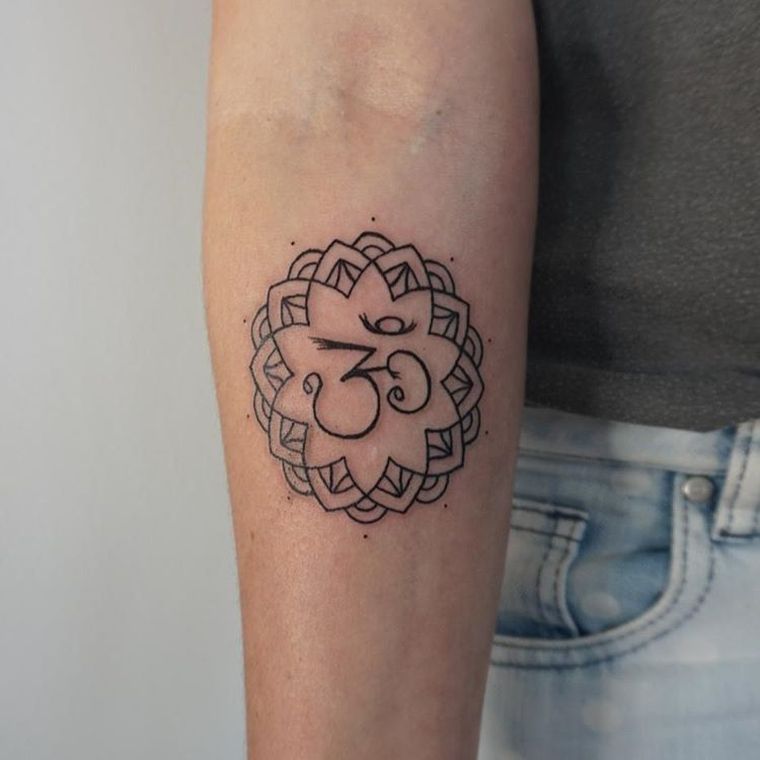 tatouage discret en forme de mandala