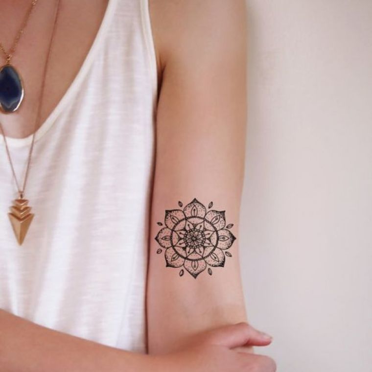 tatouage femme avec mandala