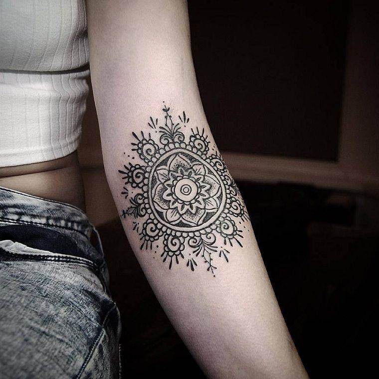 tatouage mandala bras femme