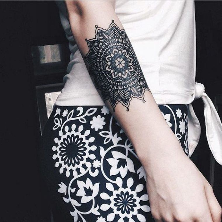 tatouage mandala pour femme bras