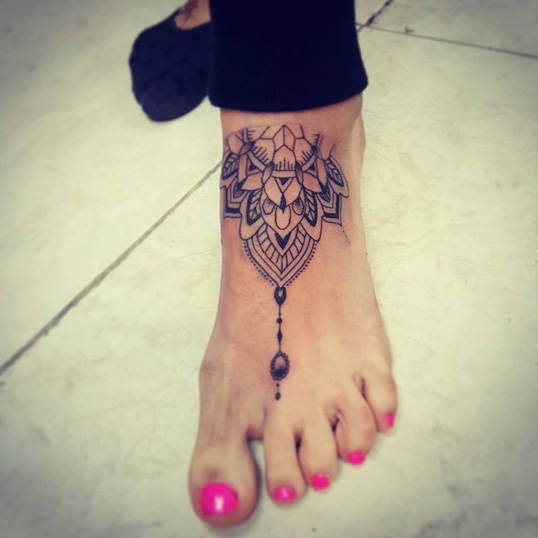 tatouage mandala pour pied femme