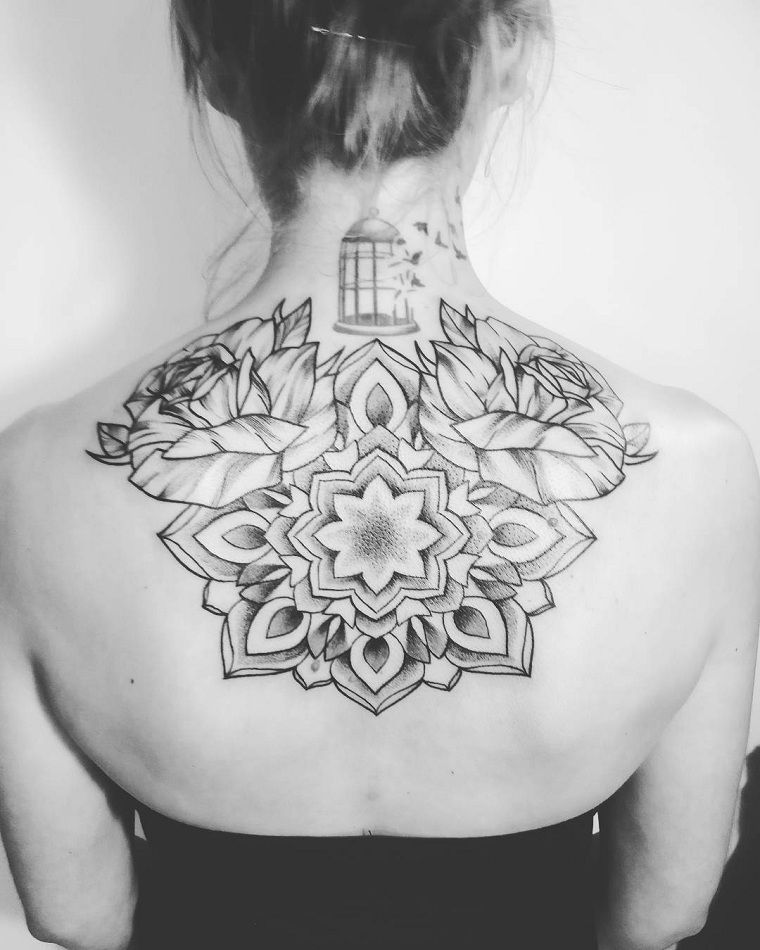 tatouage mandala femme dos